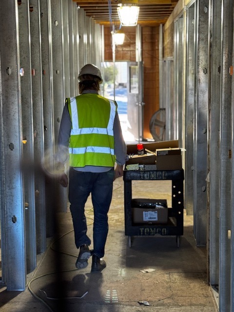 Un trabajador de la construcción recorre los pasillos del Centro de Salud Escolar Bend , que está siendo renovado para su reapertura en marzo de 2026.