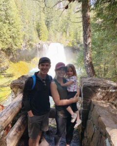 El Dr. Beau Gilmore, pediatra, disfruta de su tiempo en la pintoresca Oregon con su mujer y su hija.